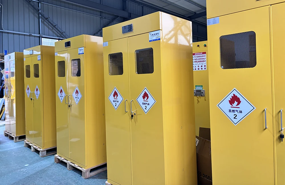 Защо химикалите се нуждаят от професионални шкафове за безопасност?